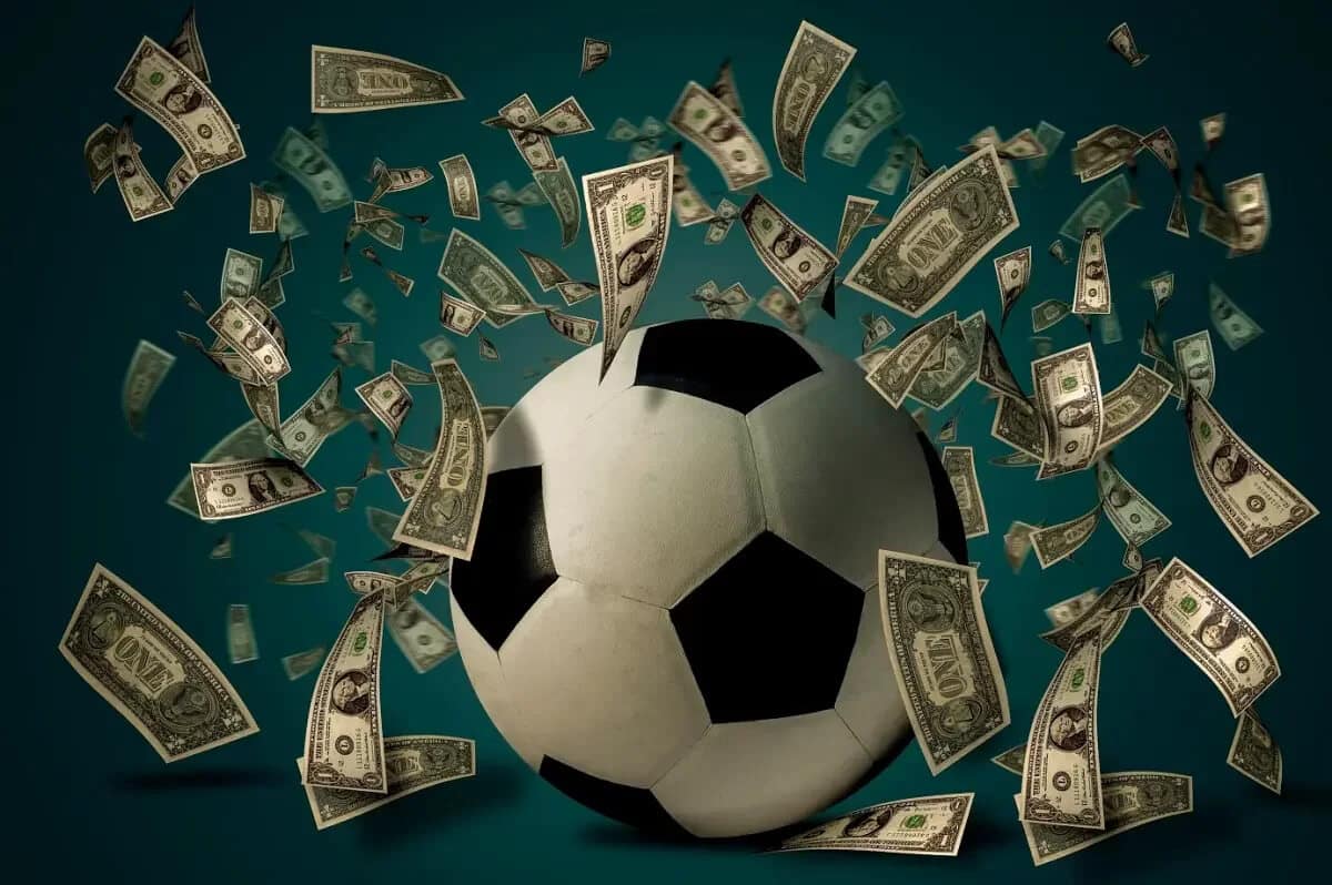 Bola de futebol envolta de dinheiro