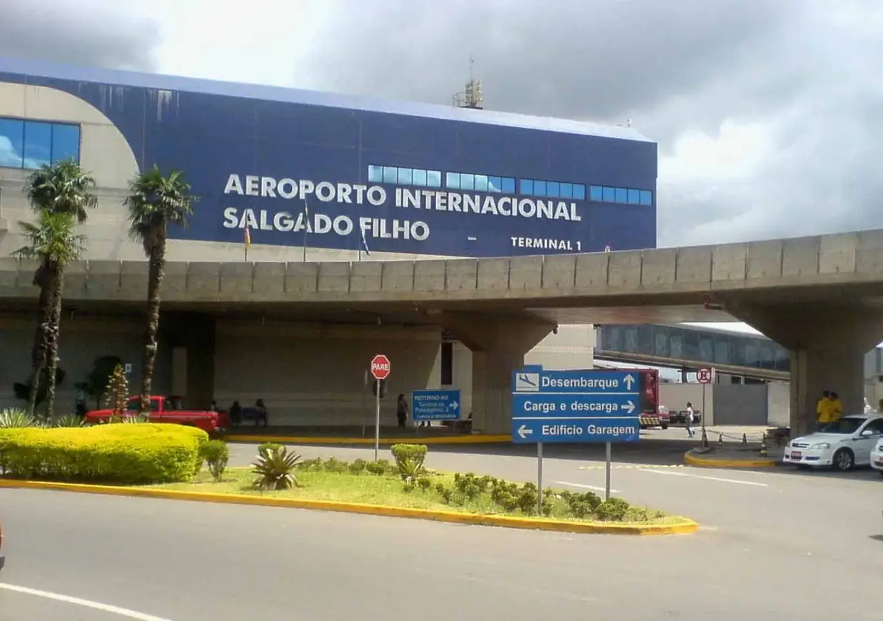 Imagem mostra frente do aeroporto Salgado Filho em Porto Alegre