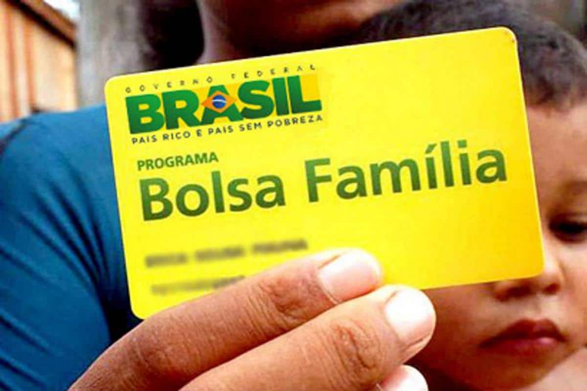 Foto mostra cartão do Bolsa Família.