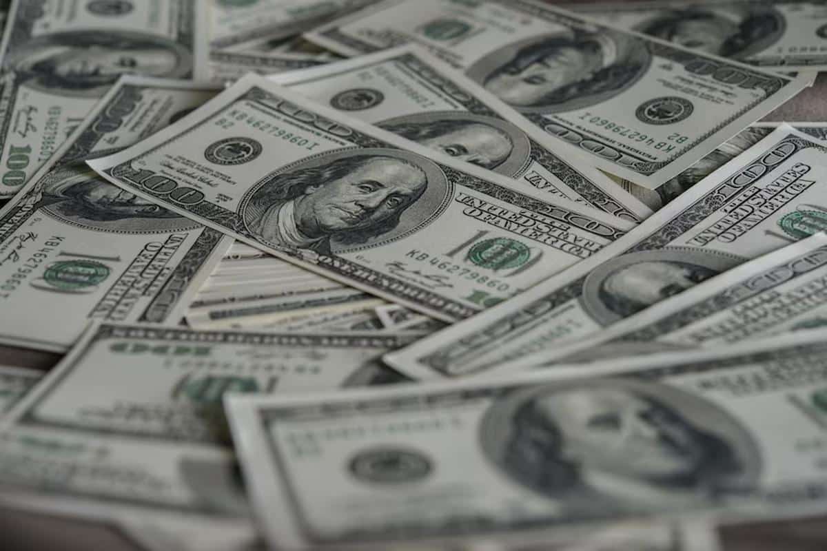 Foto mostra cédulas de dólar amontoadas. Imagem ilustrativa das mudanças financeiras positivas que podem chegar em setembro para pessoas de certos signos.
