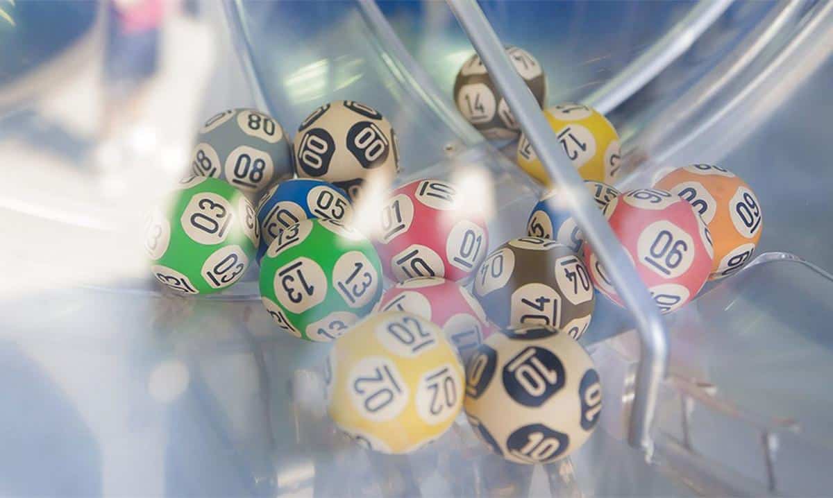 Foto mostra esferas com os números da loteria, amontoadas em um ambiente transparente.