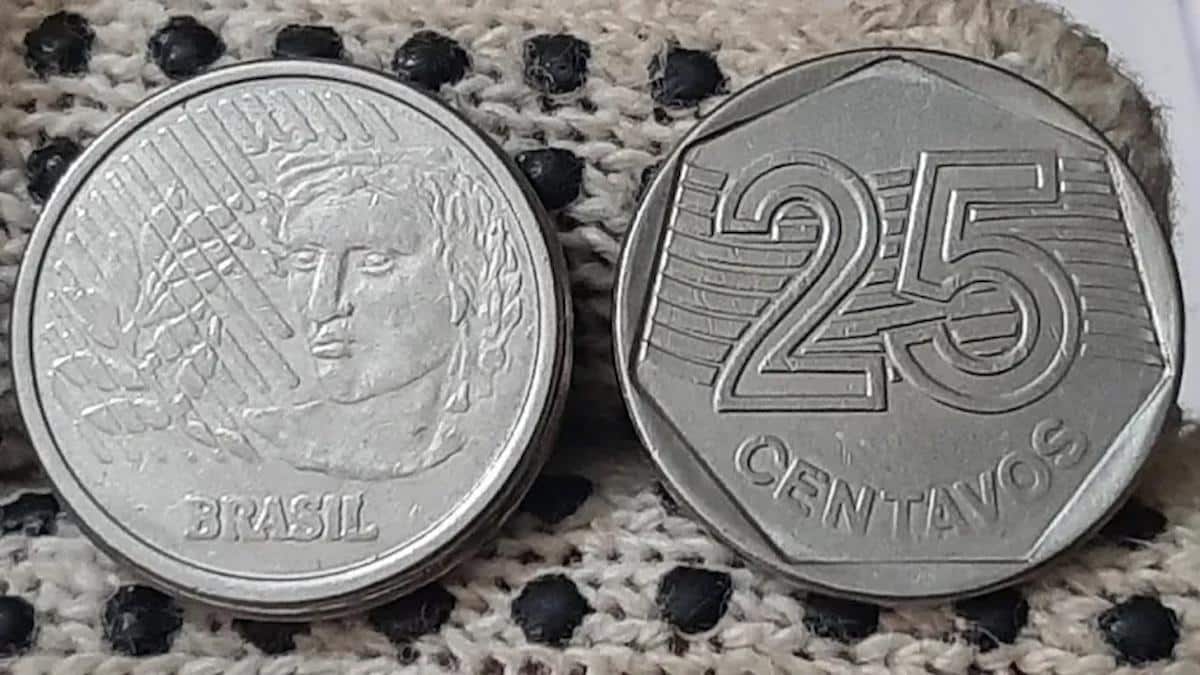 Foto mostra a moeda de R$ 0,25 "mula", com o verso da unidade de R$ 0,50.
