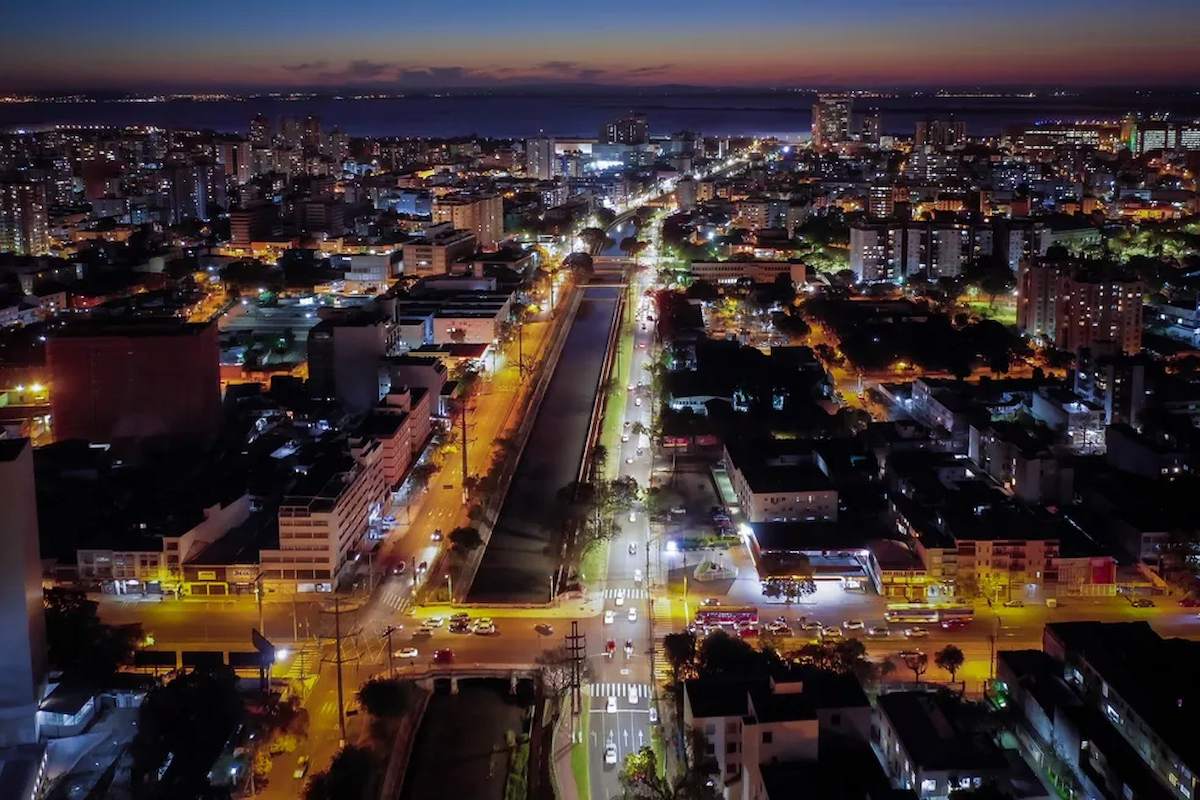 Foto mostra vista aérea da cidade de Porto Alegre durante a noite.