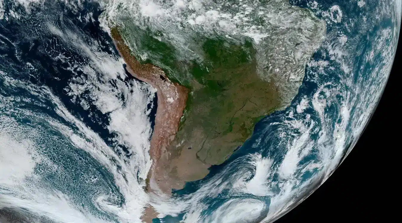 Imagem via satélite da América do Sul sem nuvens