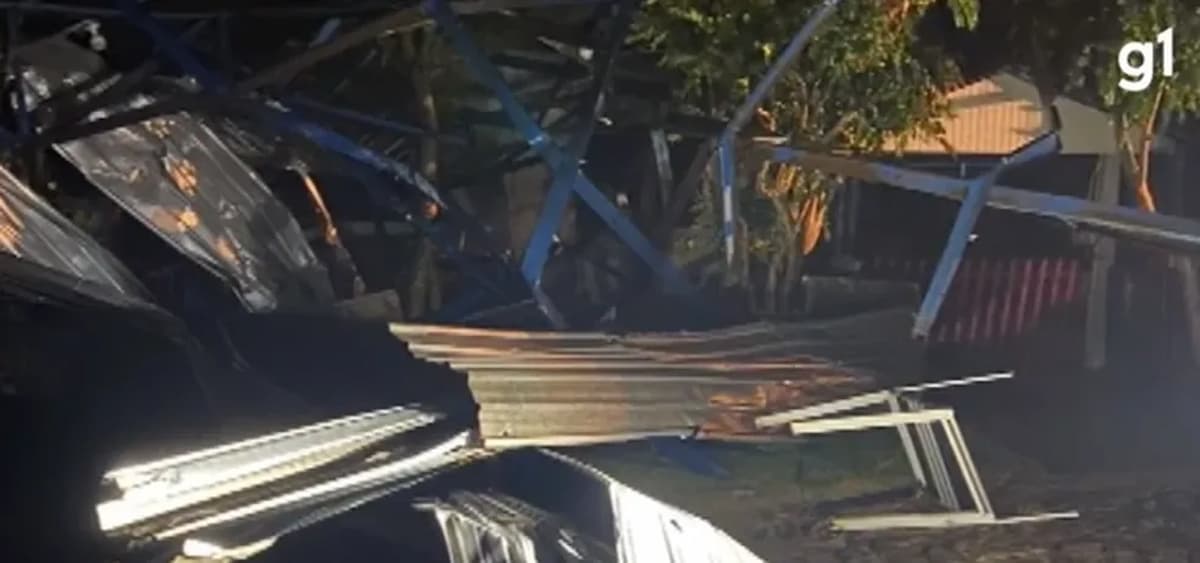 Telhado de casa em Capanema destruído por microexplosão