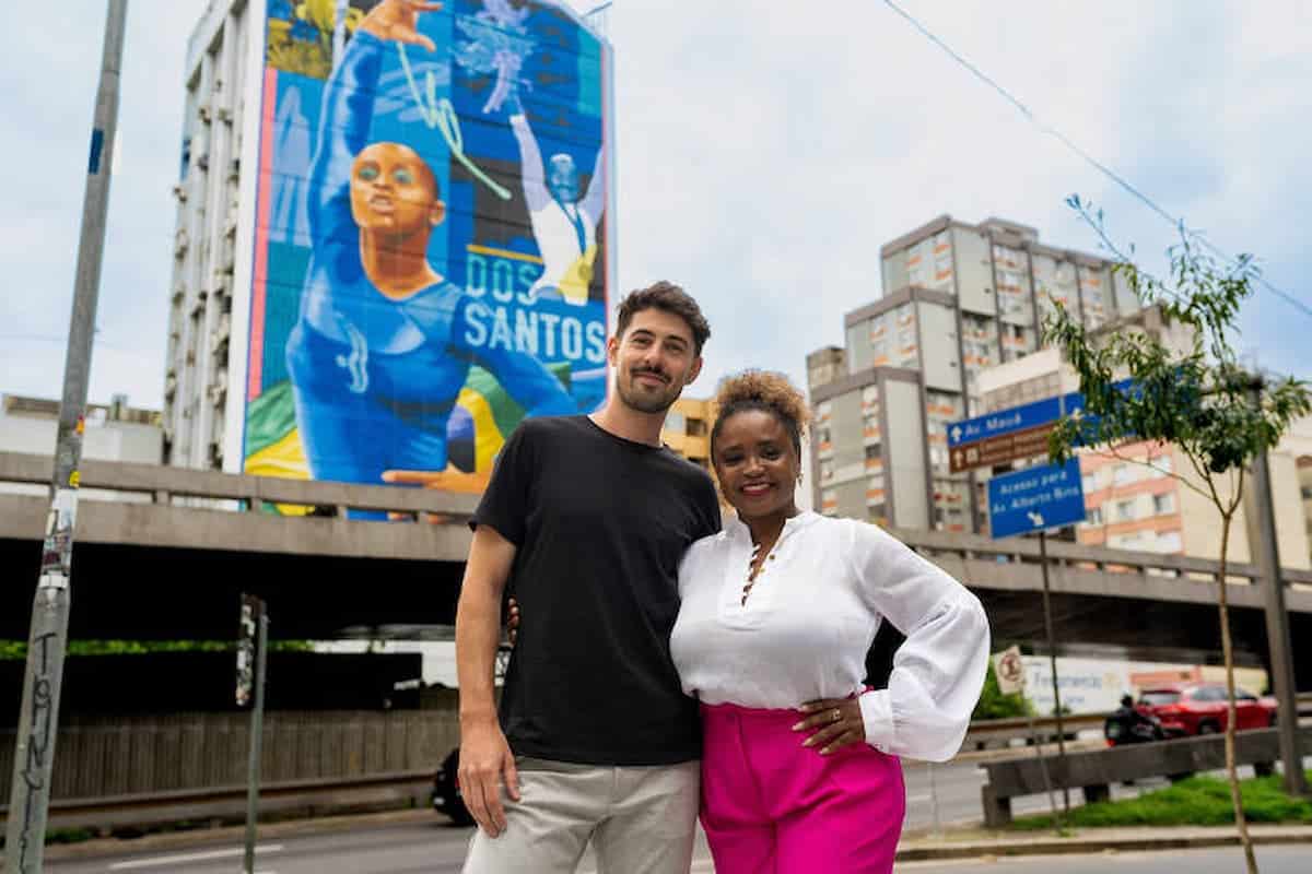 Daiane dos Santos posa ao lado de Kelvin Koubik, de quem ganhou homenagem em prédio no centro de Porto Alegre