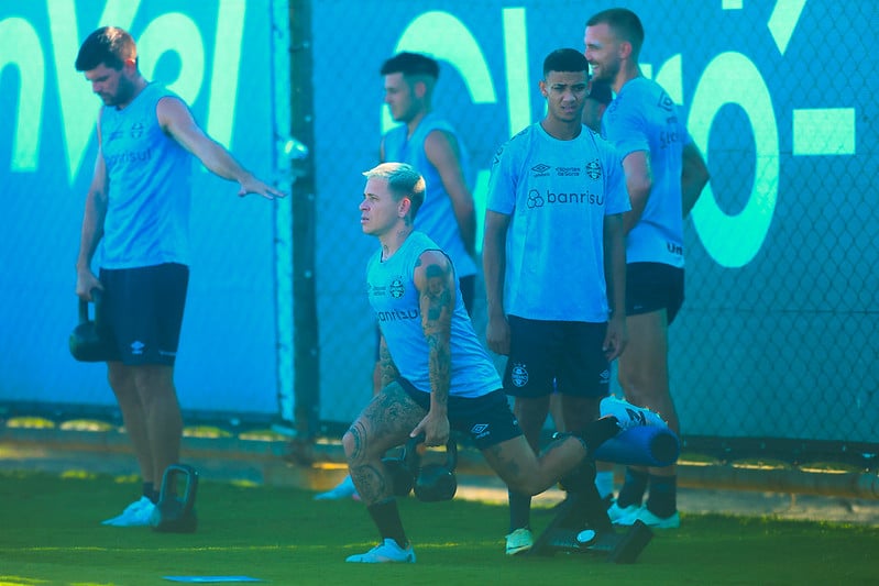 Soteldo e outros jogadores do Grêmio durante treino